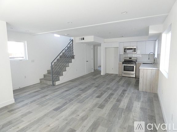 4th image of 12644 Oxnard St #12644