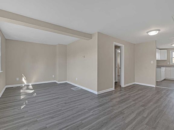 3rd image of 15858 Woodlawn Ct