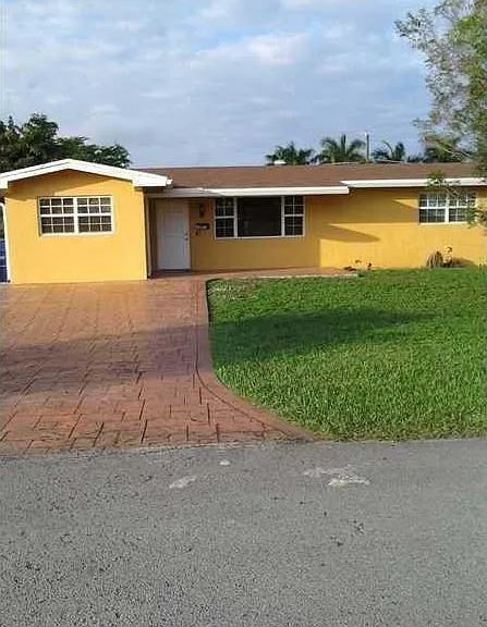 8841 NW 14th St — Photo 1