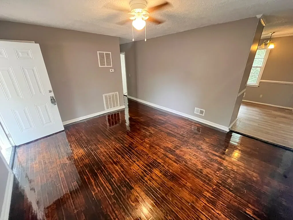 116 Larchwood Dr - 1 — Photo 2