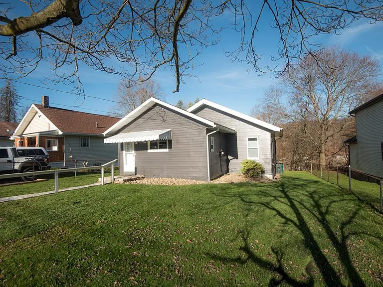 84 Summit Dr — Photo 1