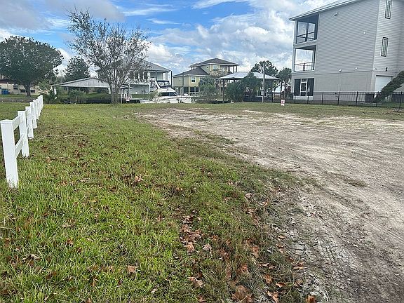 4th image of 1383 NW 20th Ave