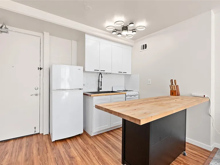 445 Kaiolu St #212 — Photo 4