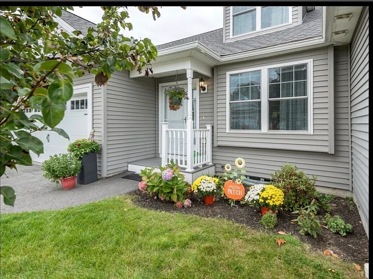 19 Stratford Village Dr — Photo 1
