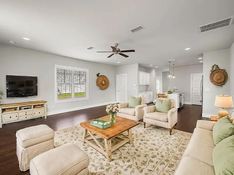 Living Room
(virtually staged)