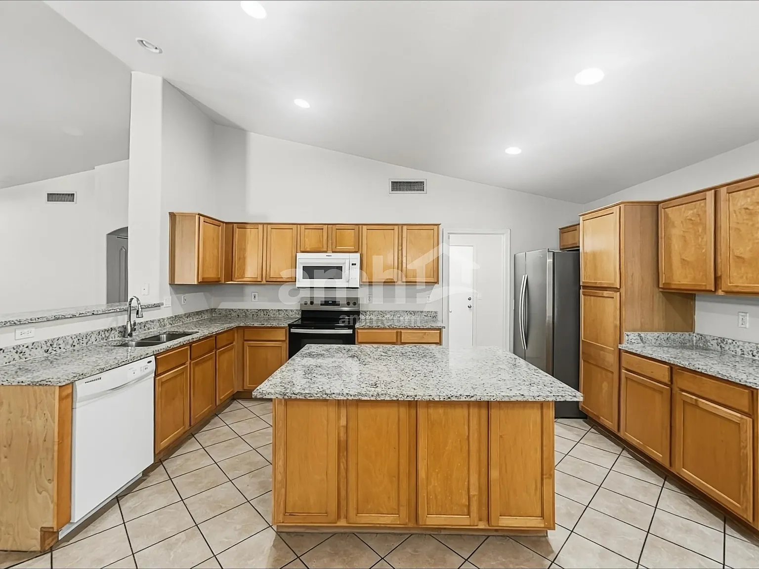 3 bed, 2.0 bath, 1679 sqft, $2,370 — Photo 3