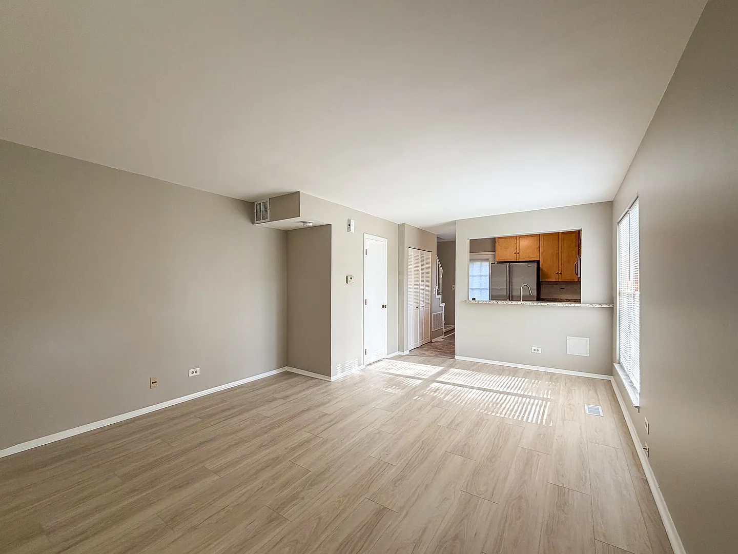 2 bed, 1.5 bath, 900 sqft, $2,000 — Photo 2