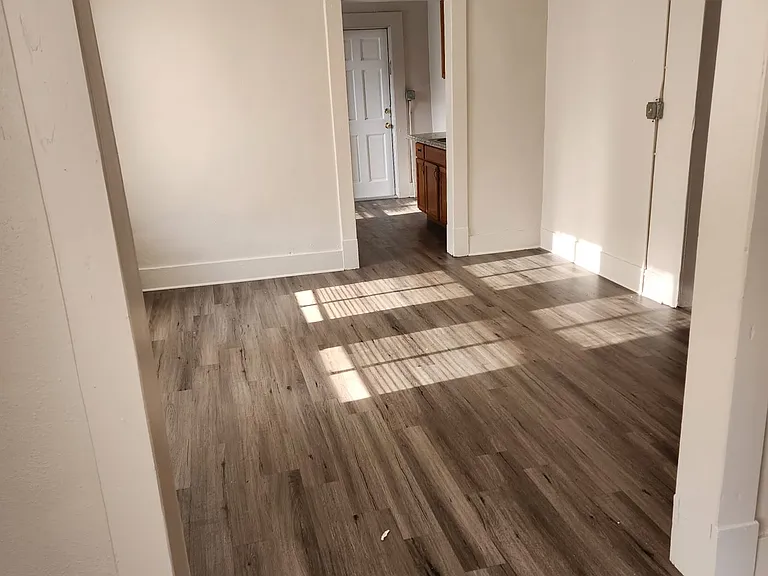 666 W Robinson St — Photo 8