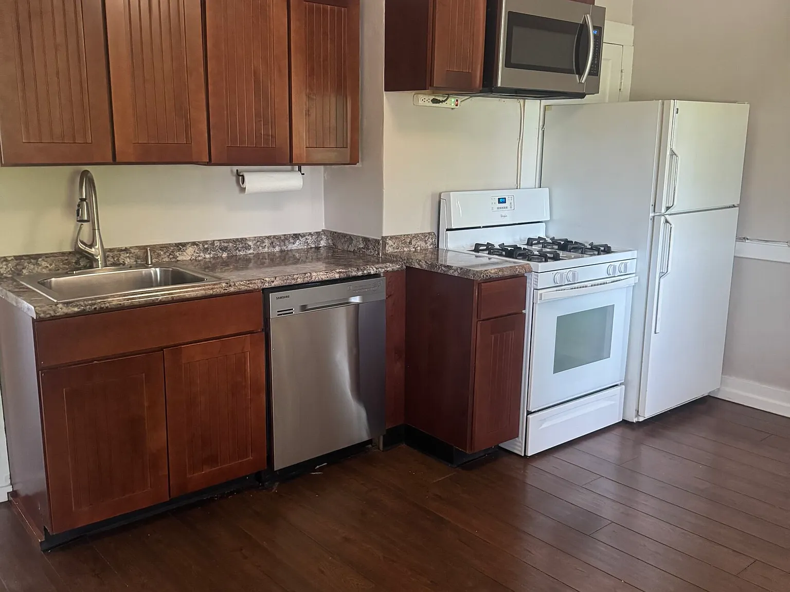 3 bed, 890 sqft, $1,750 — Photo 3