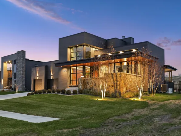 11925 Meadow Springs Dr, Johnston, IA 50131