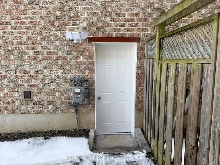 33 Silver Linden Dr — Photo 3