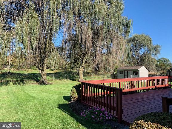 4th image of 8 Dogwood Dr