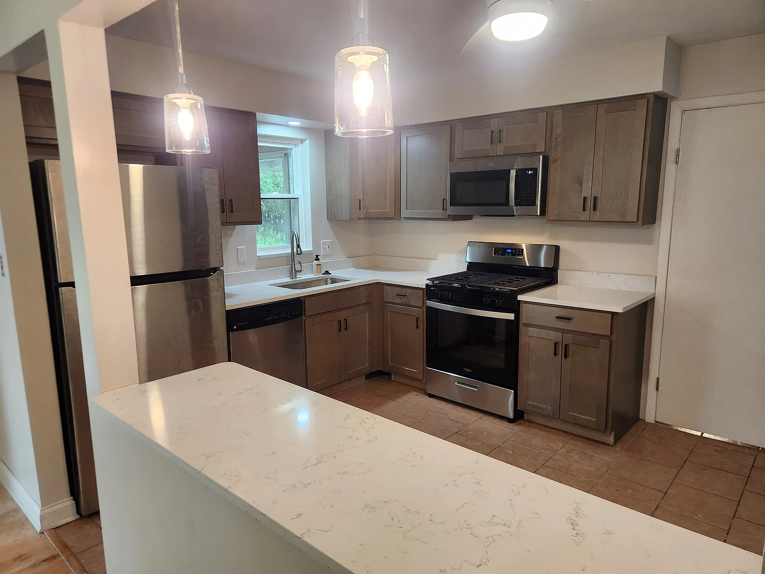 3 bed, 1667 sqft, $2,350 — Photo 3
