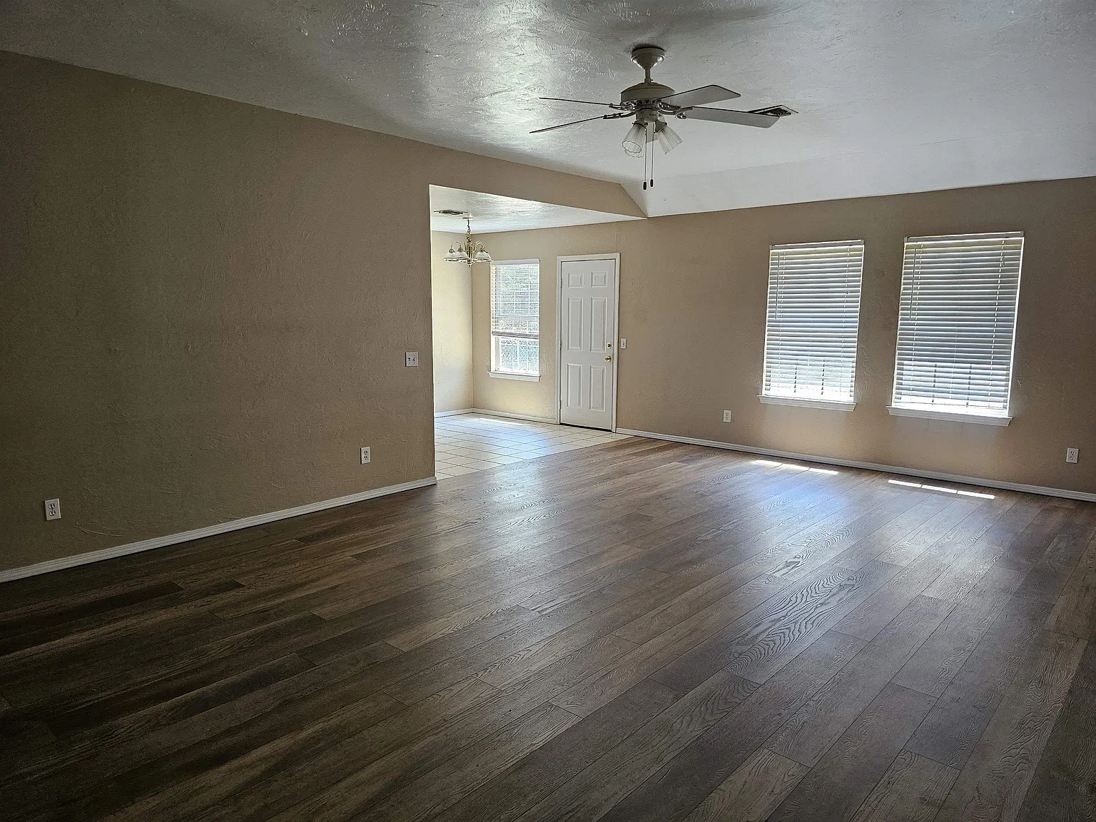 3 bed, 2.0 bath, 1577 sqft, $1,350 — Photo 3