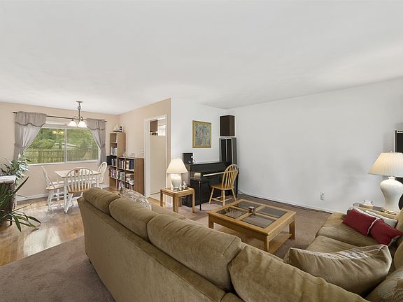 4th image of 208 N Redwood Ln