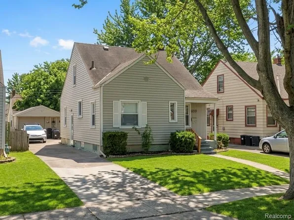 20220 Elkhart St, Harper Woods, MI 48225