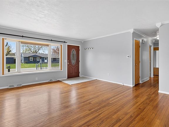 3rd image of 813 Lamont Cir