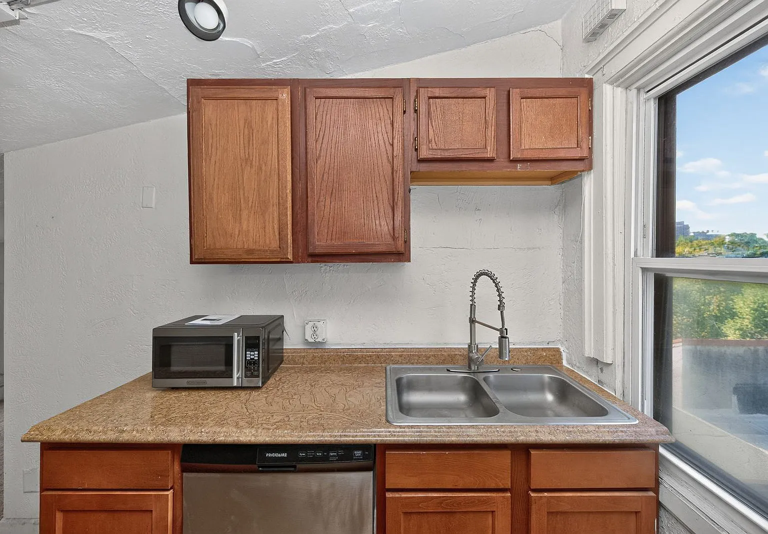 2 bed, 1.0 bath, 600 sqft, $1,299 — Photo 4
