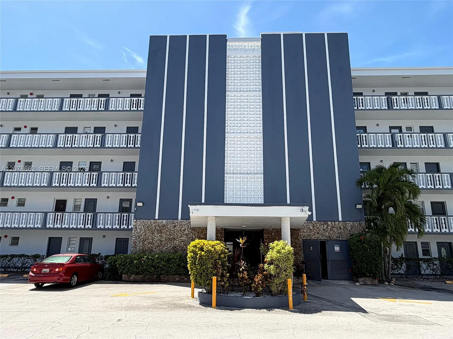 Meadowbrook Towers Condo — Photo 2