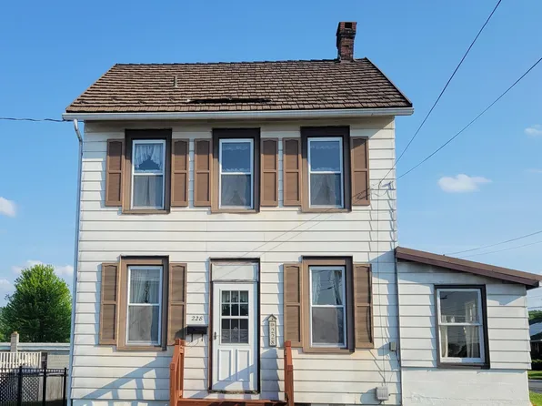 228 W Barkley St, Topton, PA 19562