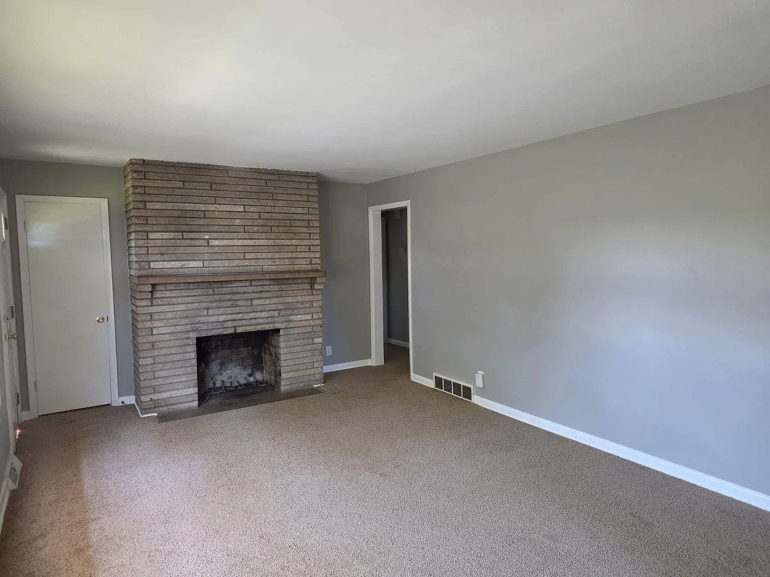 3 bed, 1.0 bath, 1125 sqft, $1,800 — Photo 3