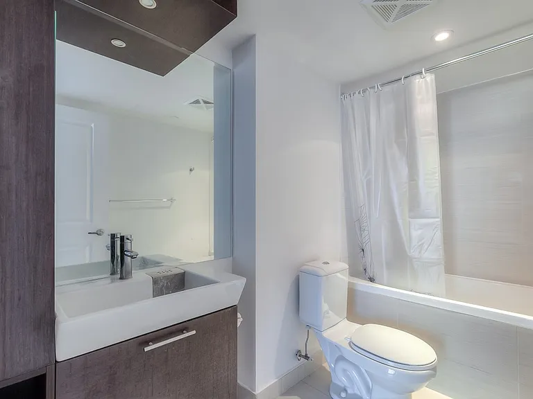 386 Yonge St #1816 — Photo 13