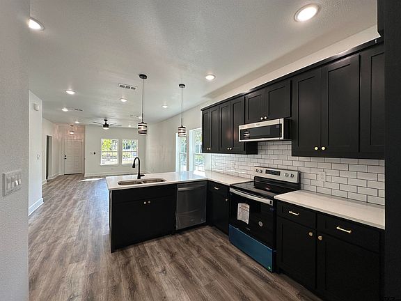 2nd image of 101 W Ross St