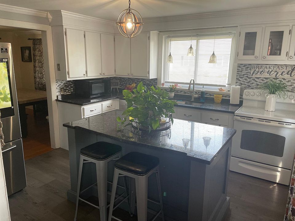 1st image of 60 Carlton St #1