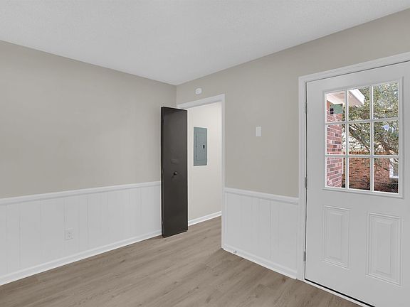 5th image of 3908 Persimmon St