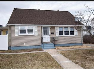 24 Woodcrest Rd, Hicksville, NY 11801