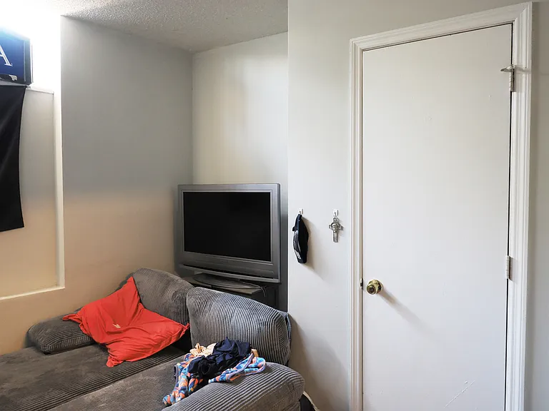 126 Alexander St — Photo 30