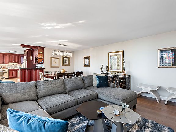 4th image of 111 E Chestnut St #35C
