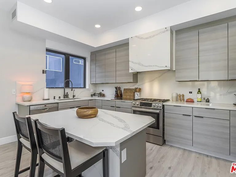 137 N Doheny Dr #3 — Photo 7