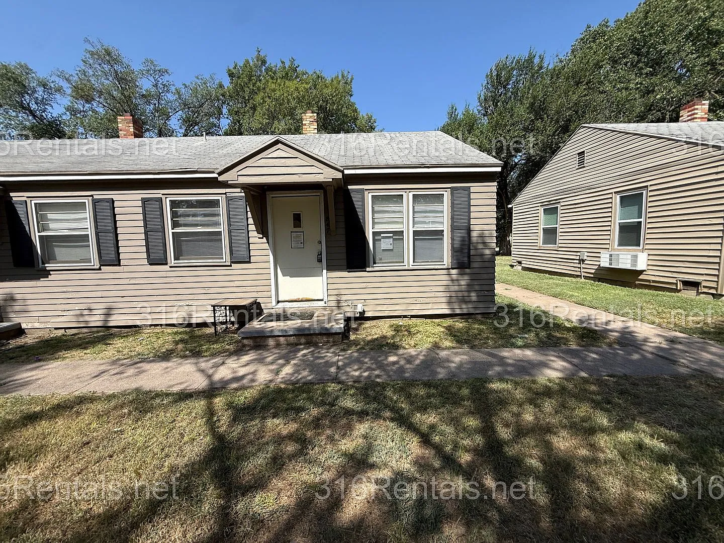 $560 - 1 bed 1 bath Duplex — Photo 1