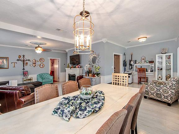 4th image of 601 Holiday Dr