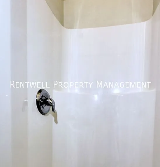 220 E Chestnut St #2E — Photo 7