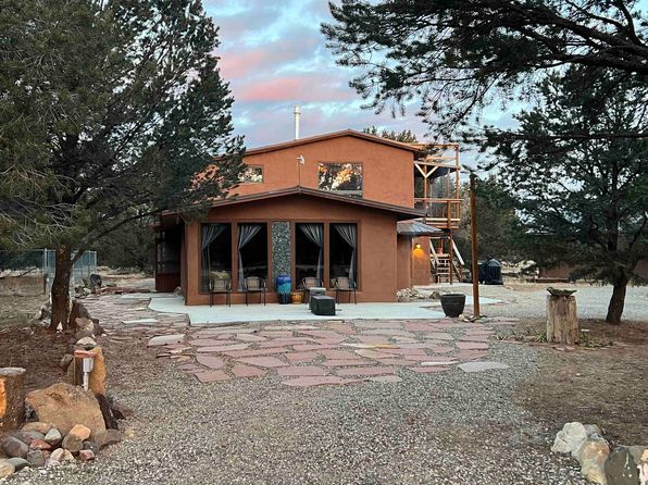 438 S Carson Rd, Carson, NM 87517