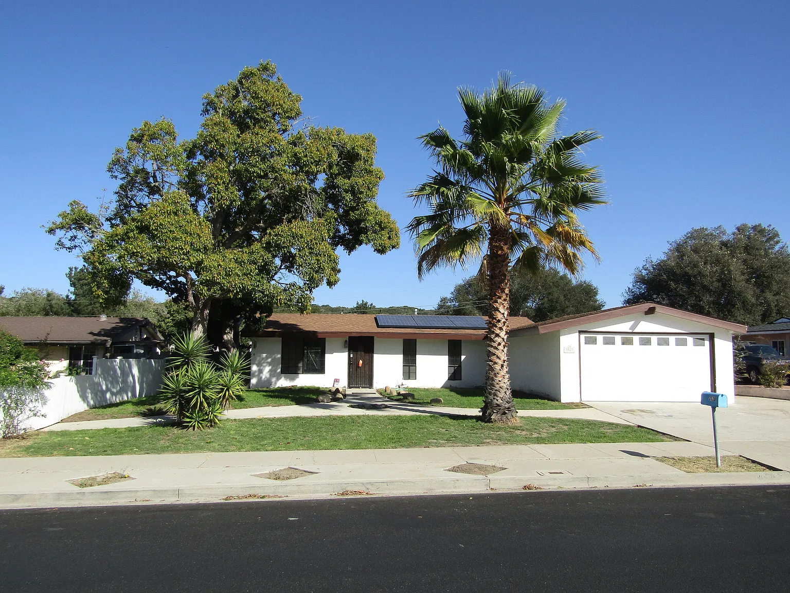 3 bed, 1.5 bath, 1486 sqft, $2,745 — Photo 2