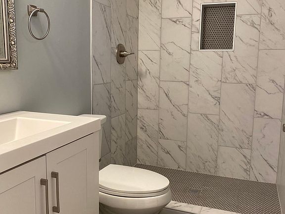 Ensuite bath to 10 x 13 bedroom