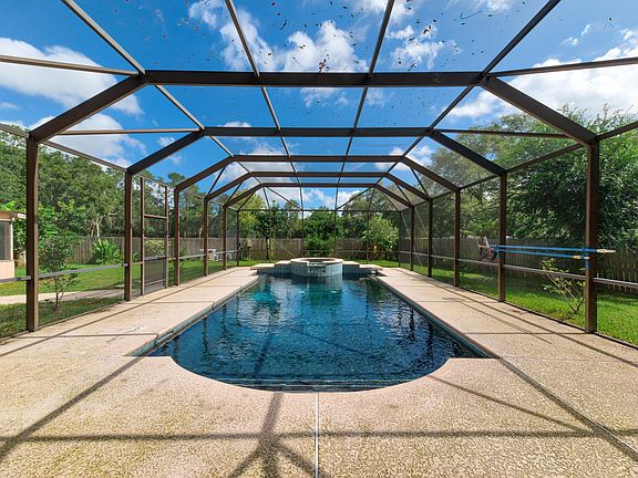 Screened pool/hot tub