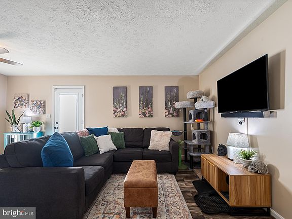 4th image of 164 Equestrian Dr