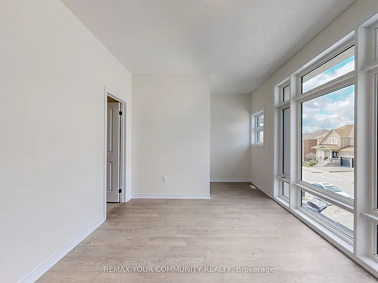 105 Halldorson Ave — Photo 32