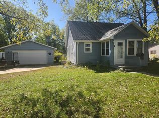 103 9th St, Windom, MN 56101
