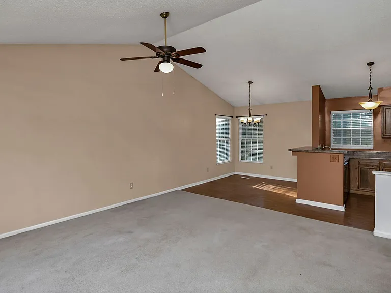 100 Woodspur Rd — Photo 9