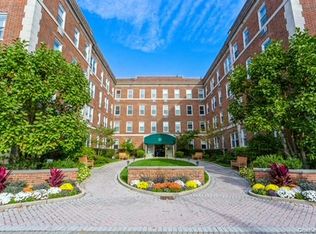 111 7th St APT 404, Garden City, NY 11530