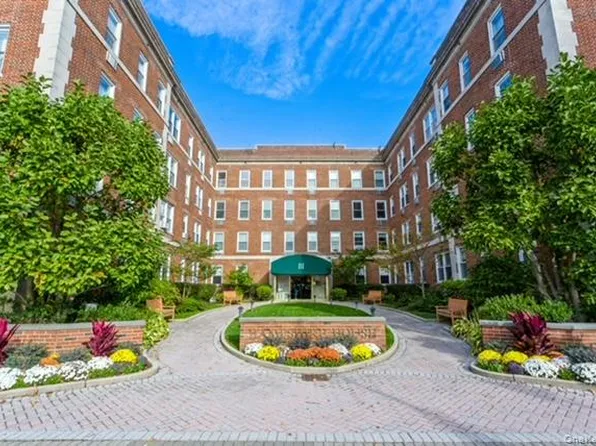 111 7th St APT 404, Garden City, NY 11530