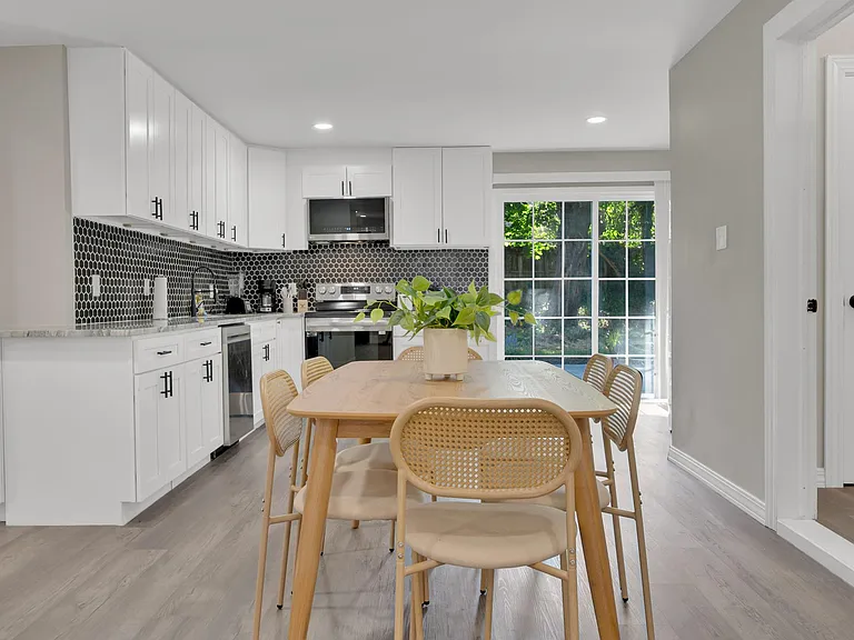18 Montrose Dr — Photo 2