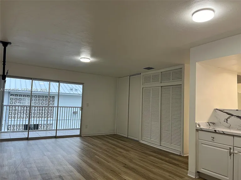 195 Sunrise Dr — Photo 1