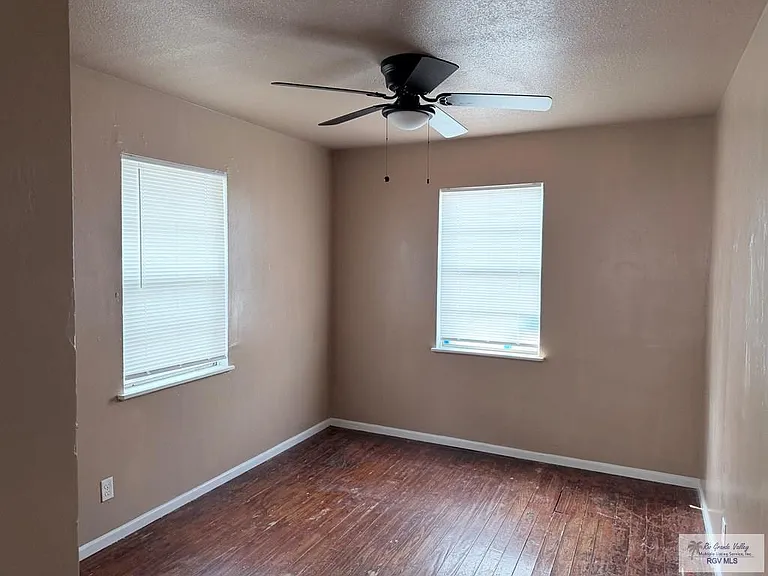 17 Midway Dr — Photo 3