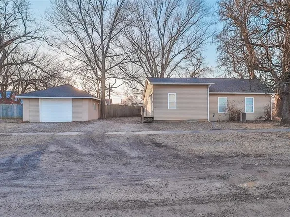 603 W 4th St, Lane, KS 66042